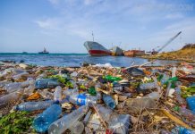 Rác thải nhựa ứ đọng tại một bến cảng ở Việt Nam